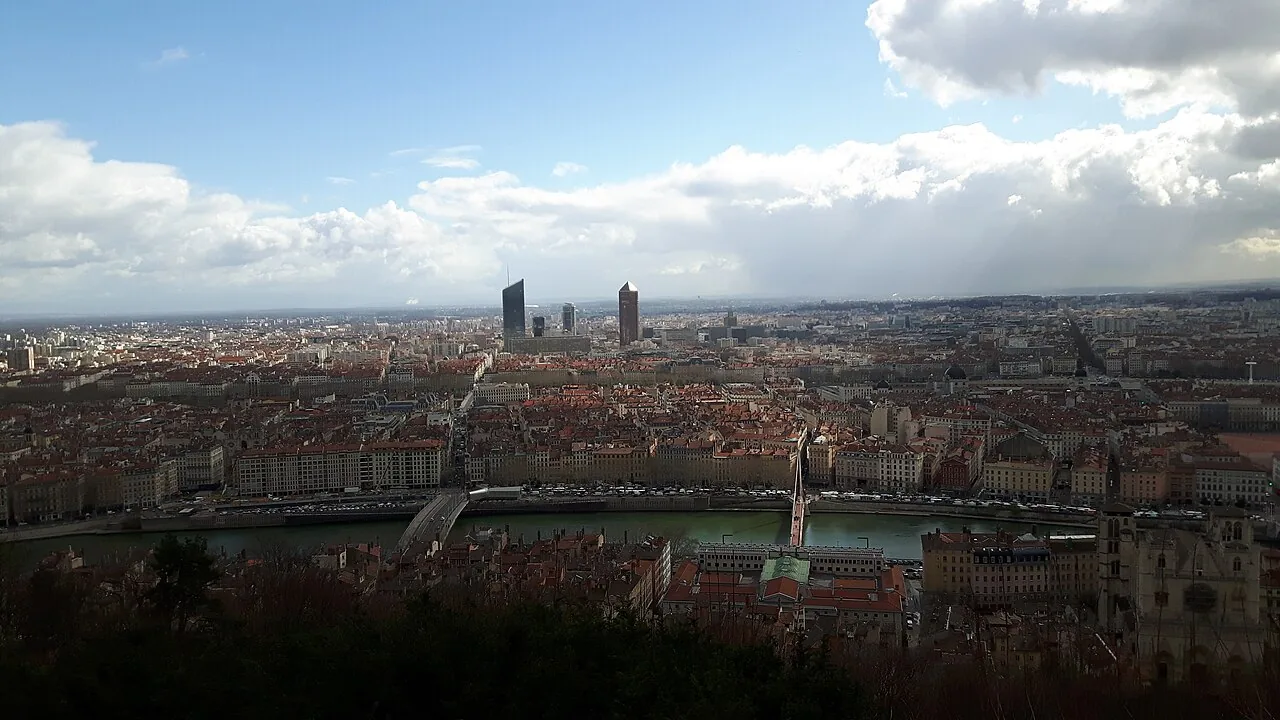 Vue panoramique des toits et des quais de Lyon